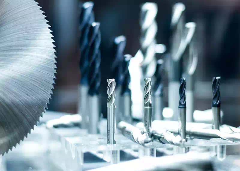 sagomando-i-diversi-componenti-metallici